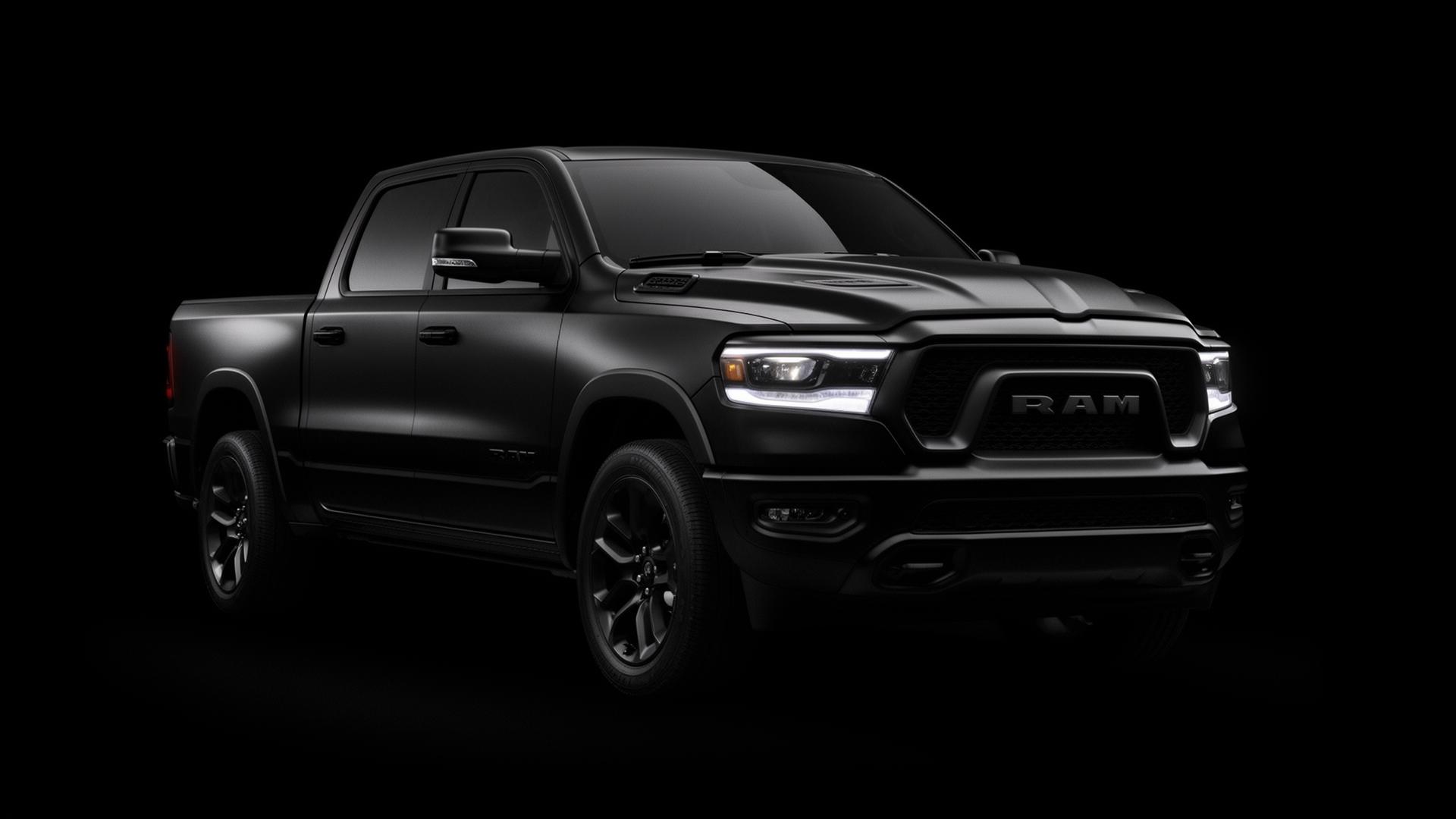 Schwarzer Dodge Ram – Transport- und Abschleppfahrzeug